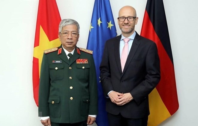Deputy Defence Minister, Sen. Lt. General Nguyen Chi Vinh (L) and Germany’s Defense State Secretary Peter Tauber (Photo: VNA)