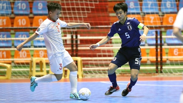 U20 Vietnam (in white) surprise strong rivals Japan with an opener in the 14th minute but could not hold on to their lead and suffered a 2-1 loss. (Photo: Vietnam Football Federation)