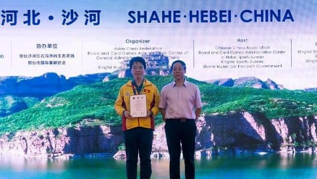 Vietnamese Grandmaster Le Quang Liem (L) had a very successful tournament with a gold and a silver at the Asian Continental Chess Championships 2019 in Xingtai, China.