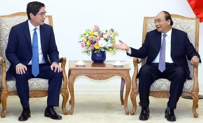 Prime Minister Nguyen Xuan Phuc (R) hosts President and CEO of JG Summit Holdings, Inc. Lance Y. Gokongwei (Photo: VNA)