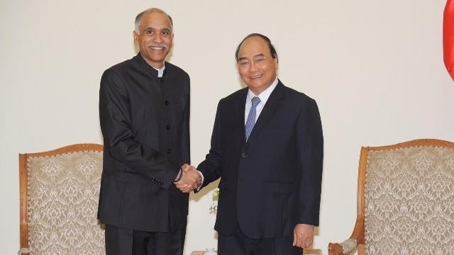 Prime Minister Nguyen Xuan Phuc (R) and outgoing Indian Ambassador Parvathaneni Harish (Photo: NDO/Tran Hai)