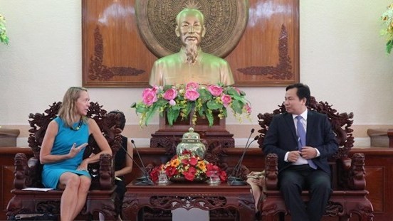Chairman of Can Tho City People's Committee Le Quang Manh (right) and the US Consul General in Ho Chi Minh City Mary Tarnowka at the working session (Photo: VNA)