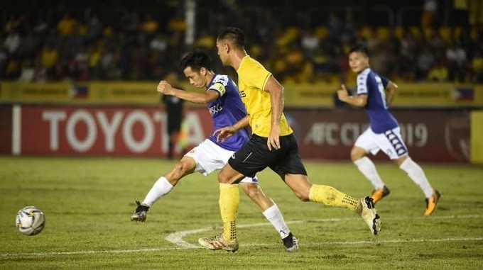 Hanoi FC (in blue) hold the upper hand ahead of the return leg thanks to the away-goal rule.