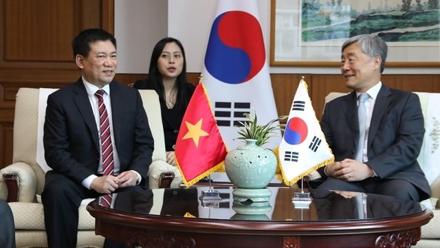 Vietnam’s Auditor General Ho Duc Phoc (L) and Chairman of the RoK Board of Audit and Inspection Choe Jaehyeong. (Photo: VNA)