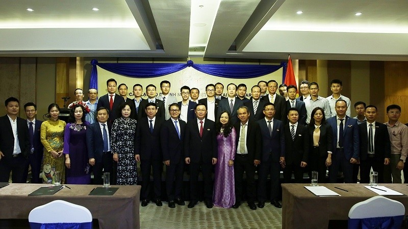 Deputy PM Vuong Dinh Hue and Vietnamese investors in Myanmar (Photo: VGP)