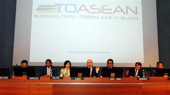Delegates at the event discuss business cooperation opportunities between ASEAN and Italia. (Photo: VNA)