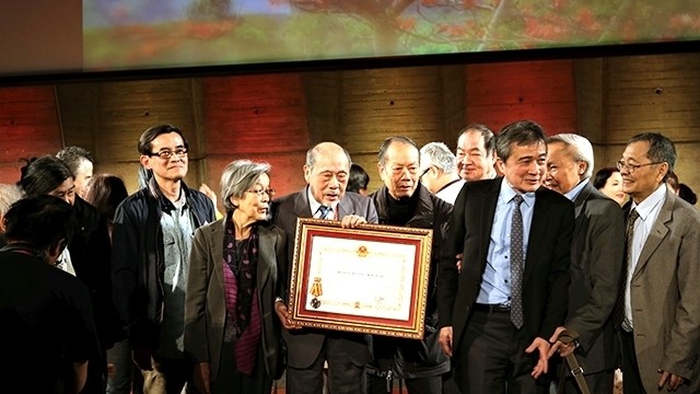 The Association of Vietnamese People in France receives the Independence Medal, first class.