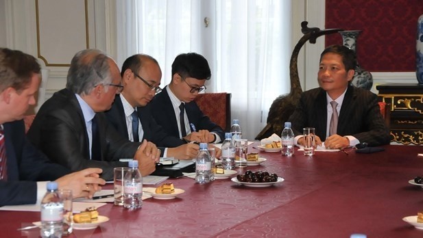 Minister of Industry and Trade Tran Tuan Anh (R) meets with European business associations. (Photo: VNA)