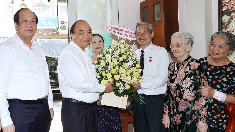 PM Nguyen Xuan Phuc congratulates journalist Nguyen Trong Xuat. (Photo: VGP)