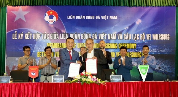 Permanent Vice President of the VFF Tran Quoc Tuan (L) and Pierre Michael Littbarski, the ambassador of VfL Wolfsburg, at the MoU signing ceremony. (Photo: VFF)