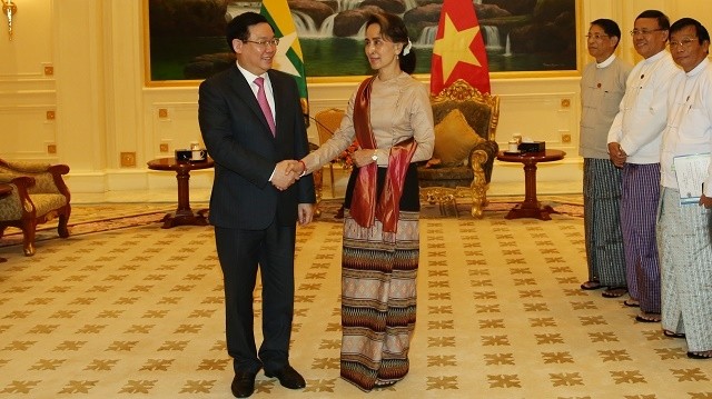Deputy PM Vuong Dinh Hue (L) and Myanmar’s State Counsellor Aung San Suu Kyi (Photo: VGP)
