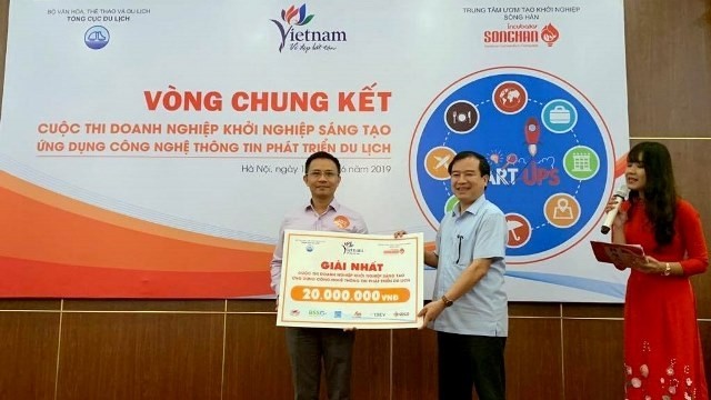 Deputy Head of the Vietnam National Administration of Tourism Ha Van Sieu (R) presents the first prize to BedLinker. (Photo: VNA)