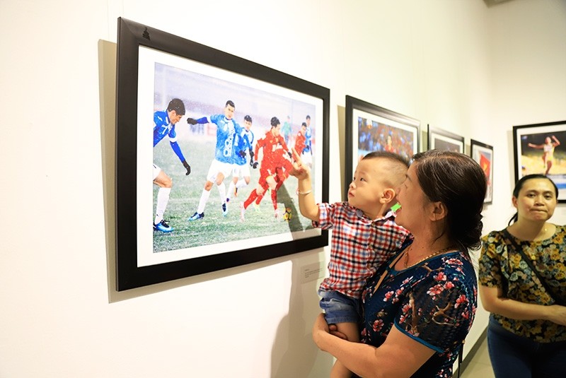 The exhibition attracts a large number of visitors. (Photo: hanoimoi.com.vn)