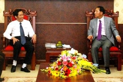 Nhan Dan Newspaper Editor-in-chief Thuan Huu (left) receives RoK Deputy Minister of Culture Choi Kyu-hak