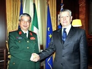 Vietnamese Deputy Minister of Defence Nguyen Chi Vinh (L) and Italian Defence Minister Giampaolo Di Paola