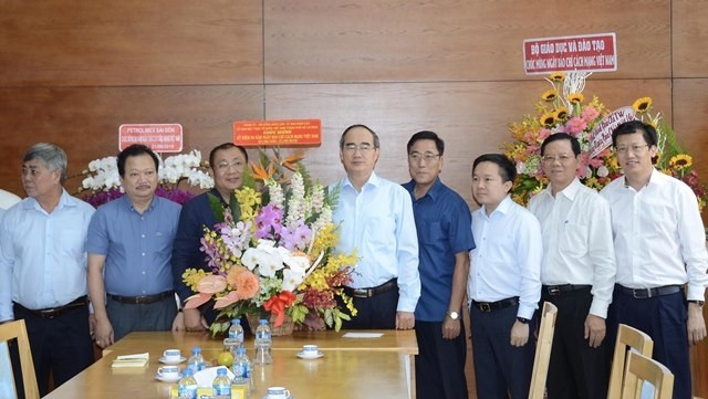 Politburo member and Secretary of Ho Chi Minh City municipal Party Committee, Nguyen Thien Nhan (fifth from left), congratulates the Nhan Dan Newspaper staff that reside in Ho Chi Minh City on the occasion of Vietnam Revolutionary Press Day, Ho Chi Minh City, June 20. (Photo: sggp.org.vn)