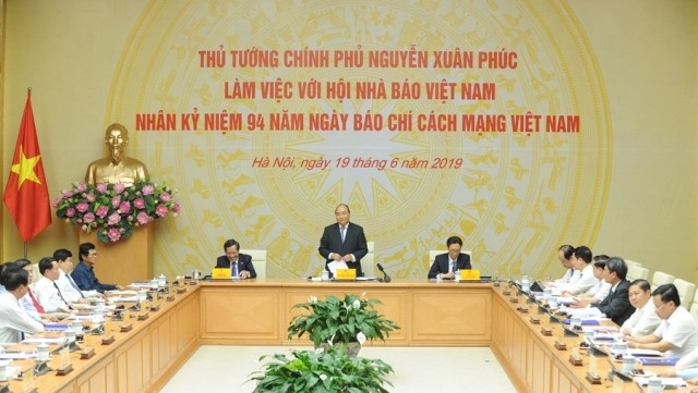PM Nguyen Xuan Phuc (standing) speaks at the working session. (Photo: NDO/Tran Hai)