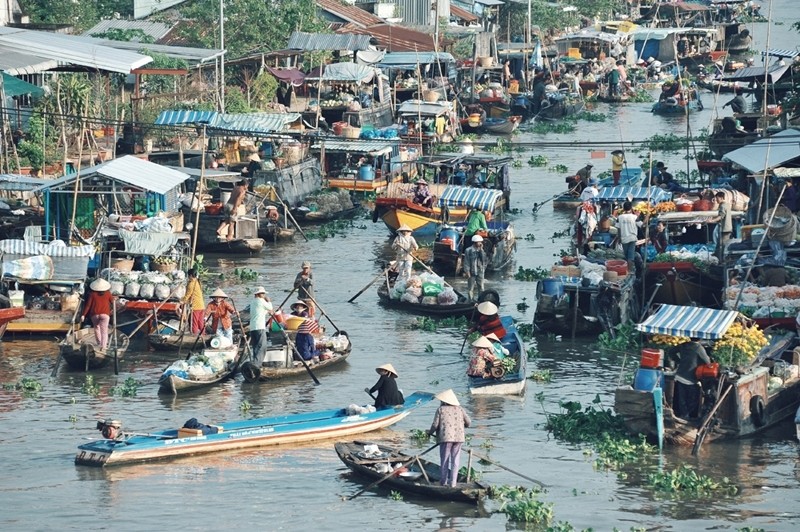 Nga Nam floating market is located in the town of the same name, around 60km from Soc Trang city. The market named “Nga Nam” (cross-road) because it is the intersection of five river branches to Ca Mau, Phung Hiep, Thanh Tri, Vinh Quoi and Long My.