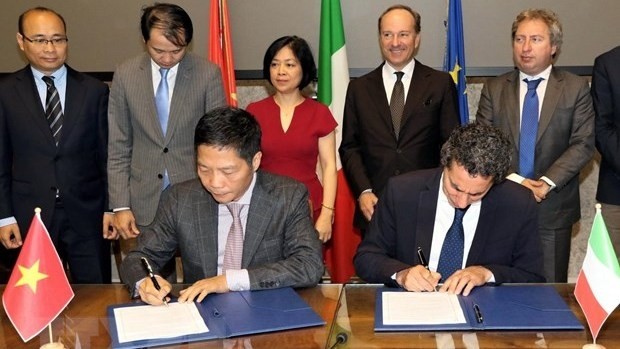 Vietnamese Minister of Industry and Trade Tran Tuan Anh and Italian Deputy Minister for Economic Development Andrea Cioffi sign the MoU. (Photo: VNA)
