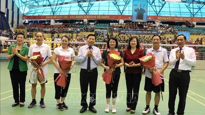 Vice President Dang Thi Ngoc Thinh (fourth from left) participated in the friendly match. (Photo: VNA)