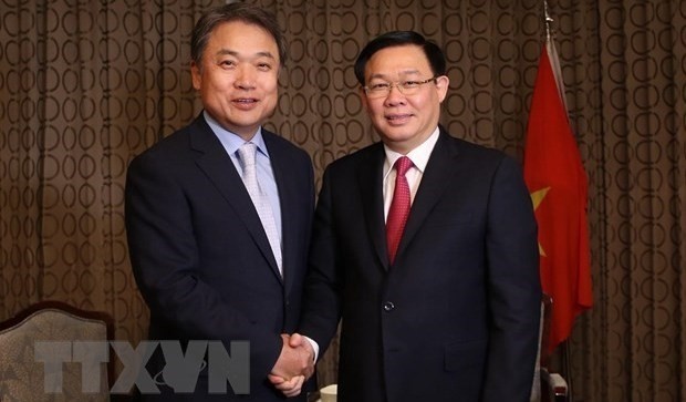 Deputy Prime Minister Vuong Dinh Hue (R) and Hyundai Vice Chairman (Photo: VNA)