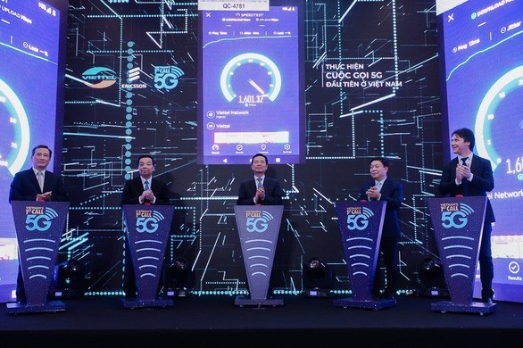 Delegates press the button to launch Vietnam’s first 5G call by telecoms group Viettel.