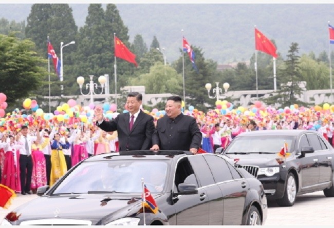 The top leaders of China and the Democratic People's Republic of Korea ride an open-top vehicle to the square of the Kumsusan Palace of the Sun amid welcoming crowds, following a grand welcoming ceremony held by the DPRK side at the Sunan International Airport, in Pyongyang, DPRK, June 20, 2019. (Photo: Xinhua)