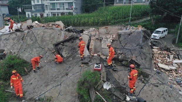 Rescuers look for victims after the earthquake struck in China's Sichuan province (Photo: VNA)