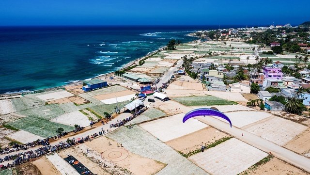 The Quang Ngai Open Paragliding Championship 2019 concluded on Ly Son island on June 24. (Photo: zing.vn)
