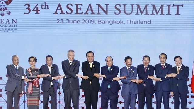 Prime Minister Nguyen Xuan Phuc (sixth from left) joins other ASEAN leaders for a group photo at the opening ceremony of the 34th ASEAN Summit in Bangkok, Thailand June 23 (Photo: VGP)