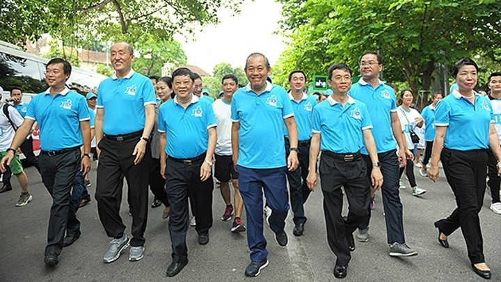 Deputy Prime Minister Truong Hoa Binh (front, fourth, left) and other people join a walk in Hanoi on June 23 (Photo: NDO/Linh Phan)