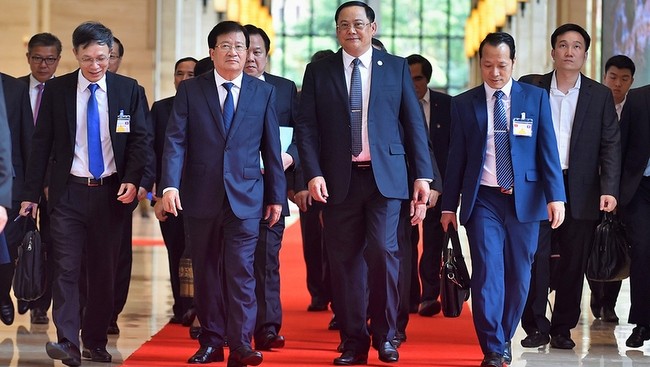 Deputy PM Trinh Dinh Dung (left) and his Lao counterpart Sonexay Siphandone (Photo: VGP)