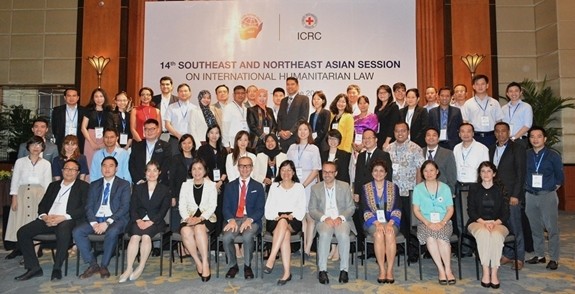 Delegates pose for a photo together. (Photo: qdnd.vn)