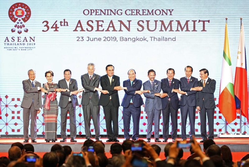 ASEAN leaders shake hands on stage during the opening ceremony of the 34th ASEAN Summit at the Athenee Hotel in Bangkok, Thailand June 23, 2019. (Photo: Reuters)