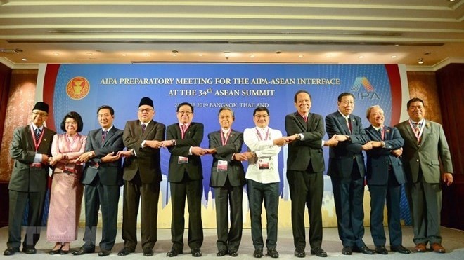 Heads of parliamentary delegations of the ASEAN countries pose for a group photo (Photo: VNA)