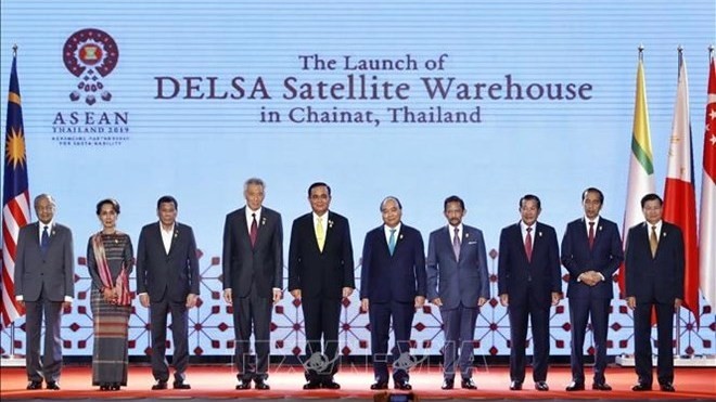 Prime Minister Nguyen Xuan Phuc (fifth from right) in a group photo with other leaders from ASEAN member countries (Photo: VNA)