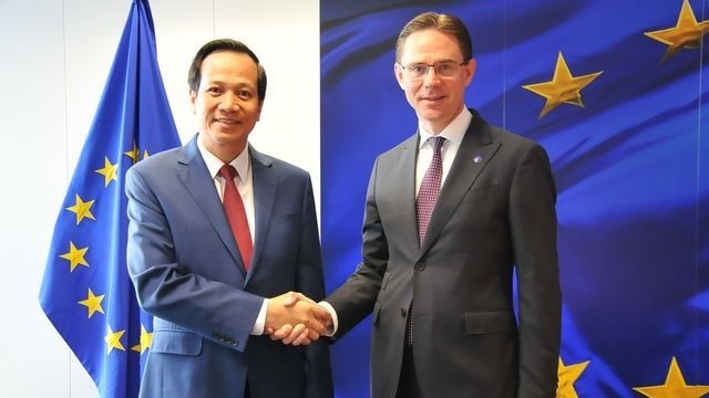 Minister of Labour, Invalids and Social Affairs Dao Ngoc Dung (L) and European Commission Vice-President for Jobs, Growth, Investment and Competitiveness Jyrki Katainen (Source: VNA)