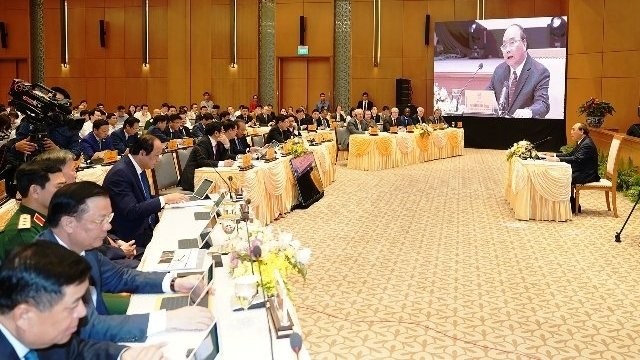 PM Nguyen Xuan Phuc chais the first government meeting via the e-Cabinet system. (Photo: NDO)