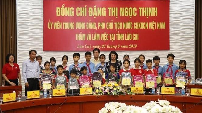 VP Thinh presents gifts to needy houses and policy beneficiaries in Lao Cai. (Photo: VNA)