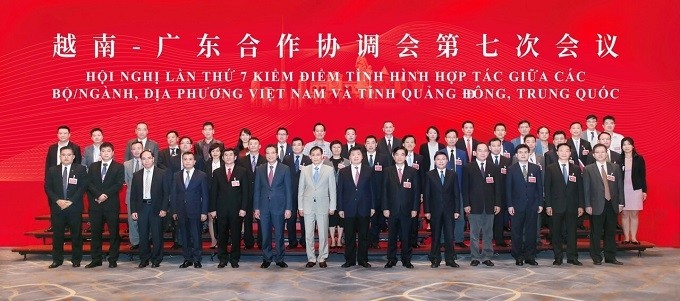 Delegates pose for a photo at the seventh conference reviewing cooperation results between Vietnam’s ministries and localities and China’s Guangdong province. (Photo: Foreign Ministry)
