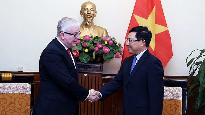 Deputy PM and FM Pham Binh Minh (R) and outgoing Australian Ambassador to Vietnam Craig Chittick. (Photo: VGP)