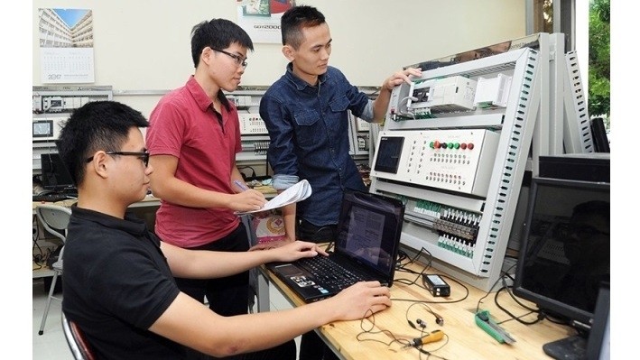 Students of Hanoi University of Science and Technology during a practice session at its Industrial Control System Laboratory. (Photo: NDO/Tran Thanh)