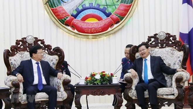 Deputy Prime Minister Trinh Dinh Dung (L) and Lao PM Thongloun Sisoulith (Photo: VNA)