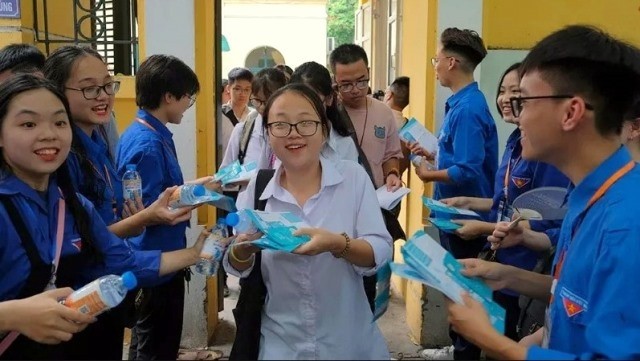 Youth volunteers congratulate and present gifts to candidates after the June 25 afternoon exam session at Hanoi’s Phan Dinh Phung High School. (Photo: NDO/Thuy Nguyen)