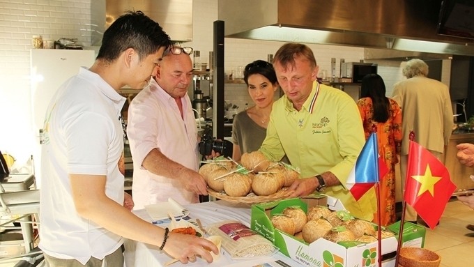 The event’s highlight is the participation of the famous French chef Fédéric Jaunault (first from right), who prepared cuisine using Vietnamese ingredients.