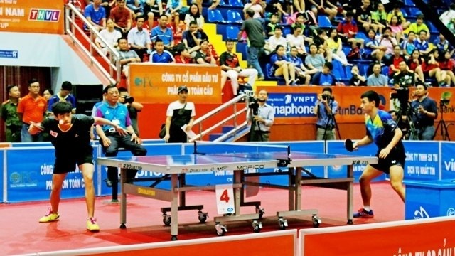 Malaysia (in black) beat Hanoi 3-2 in the opening match of the men’s team event. (Photo: NDO/Ba Dung)