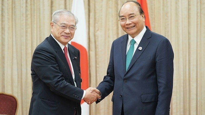 PM Nguyen Xuan Phuc (R) receives President of the Japan-Vietnam Friendship Association in the Kansai region Teichi Nishimura. (Photo: VGP)