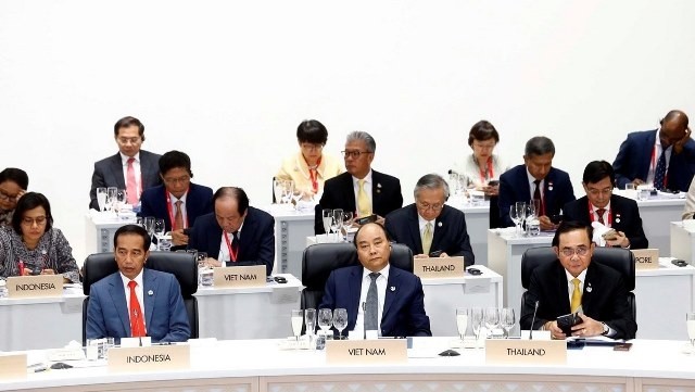 Prime Minister Nguyen Xuan Phuc (front, centre) at the first session of the 14th G20 Summit. (Photo: VNA)
