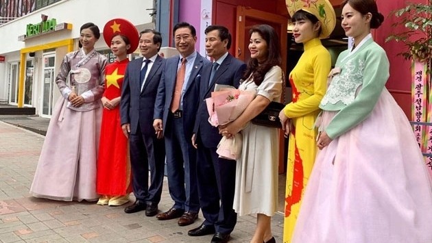 Vietnamese Minister of Culture, Sports and Tourism Nguyen Ngoc Thien (fourth from right) and Vietnam’s tourism ambassador to the RoK Ly Xuong Can (fifth from right) at the inaugural ceremony of Vietnam’s first tourism promotion office in the RoK.