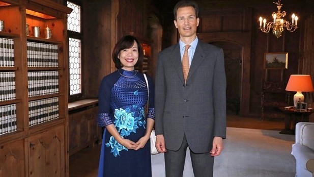 Vietnamese Ambassador Le Linh Lan (L) and Hereditary Prince of Liechtenstein Alois. (Photo: VNA)